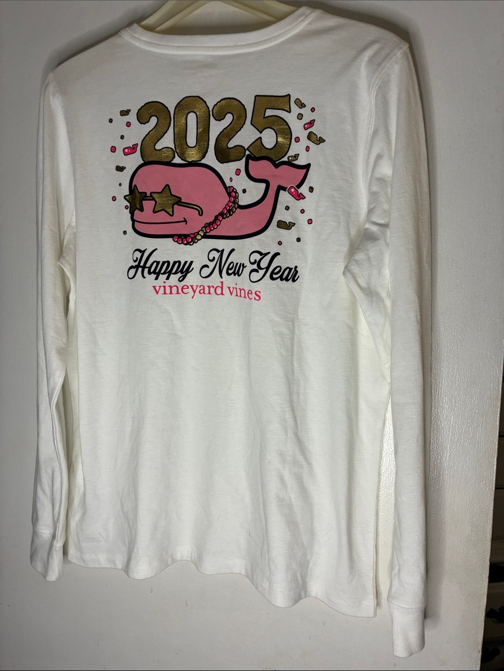 Vineyard Vines White Long-Sleeve '2025' Front Happy New Year , Back Pink Whale M